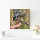 Sparrow landet auf der Hand meiner Ehefrau Quadratische Wanduhr (Zuhause)