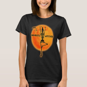 Spaß bei Namaste Hexen mit dem Yoga-Skelett im T-Shirt