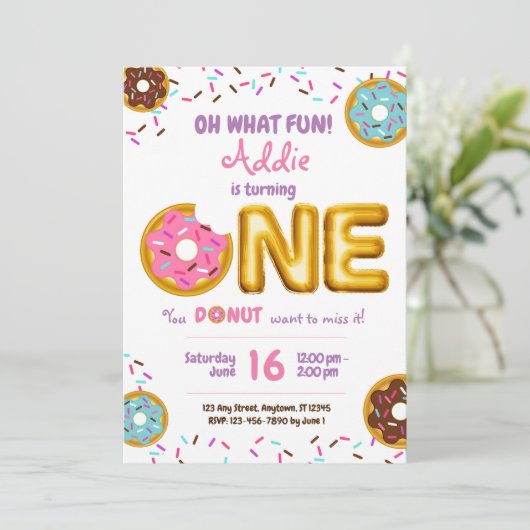 Spaß besprüht Krapfen-Krapfen-Mädchen-1. Einladung (Stehend Vorderseite)