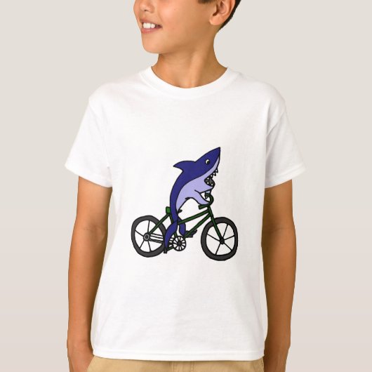 Spaß-blauer Haifisch, der grünes Fahrrad fährt T-Shirt (Vorderseite)