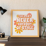 Spaß einfach, die Vergangenheit geht nie aus Stilt Poster<br><div class="desc">Fun Wand Art Poster für jeden. Mit sonnigen sommergelben und leuchtend korallenorangen Blume im Retro-Stil und niedlich "Die Vergangenheit geht noch nie aus Stil" WordArt Zitat. Whimsical Hipster Design für diejenigen,  die den trendigen Retro-Stil ebenso wie moderne neuere Dinge Liebe.</div>
