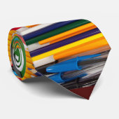 Spaß-Entwurfs-Lehrer, der Schulneuheit lernt Krawatte (Gerollt)