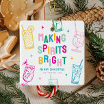 Spaß farbenfroh machen Spirituosen Foto Weihnachte Keramikornament<br><div class="desc">Lassen Sie sich mit diesem modernen personalisierten Weihnachtsschmuck von Ihrem Weihnachtsbaum bzw. einem Freundeskreis verzaubern. Das Design zeichnet sich durch eine farbenfrohe Schrift aus, die "Making Spirits Bright" heißt und mit handgezeichneten Cocktails und Sternen geschmückt ist. Einfach die Saison Gruß, Name und Jahr anpassen. Auf der Rückseite können Sie ein...</div>