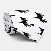 Spaß-Fliegen-Hexe auf einer Krawatte (Gerollt)