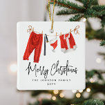 Spaß frohe Weihnachten Weihnachtsmann Keepake Keramikornament<br><div class="desc">Funny Modern Christmas Ornament - Design präsentiert das Sprichwort 'Frohe Weihnachten',  eine Waschlinie von santa Claus Kleidung,  Familienname und Jahr.</div>