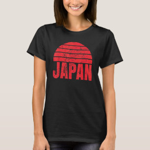 Spaß für Japan unter einem roten Hintergrund T-Shirt
