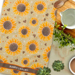 Spaß Happy Sonnenblumen Herz Individuelle Name Sti Geschirrtuch<br><div class="desc">Chic Personalisiert floral Muster Modernes Küchentuch. Diese farbenfrohen Sonnenblumenhandtücher sind perfekt, um Ihrer Küche einen farbenfrohen Pop zu verleihen. Machen Sie sie einzigartig, indem Sie Ihren Namen oder Ihr Lieblings-Zitat hinzufügen. Ob Sie ein erfahrener Koch oder ein aufstrebender Zuhause-Koch sind, diese Handtücher sind der ideale Begleiter für kulinarische Abenteuer. Sie...</div>