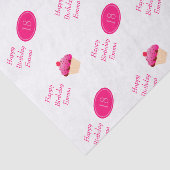 Spaß, heller rosa kleiner Kuchen irgendein Seidenpapier (Ausschnitt)