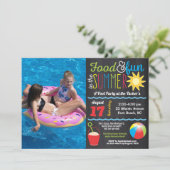Spaß im Sun Summer Pool Party Chalkboard Foto Einladung (Stehend Vorderseite)