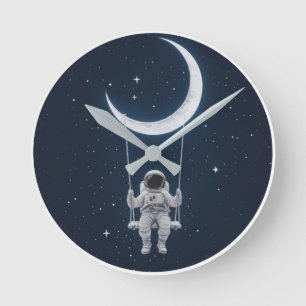 Spaß im Weltraum - Astronaut schwingt auf dem Mond Runde Wanduhr