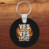 Spaß Ja, ich bin groß und spiele Bysketbyll Hoops Schlüsselanhänger (Vorderseite)