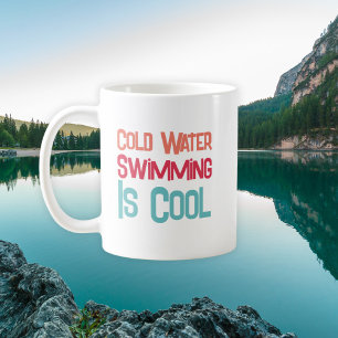 Spaß kaltes Wasser Schwimmen Moderne Typografie Kaffeetasse