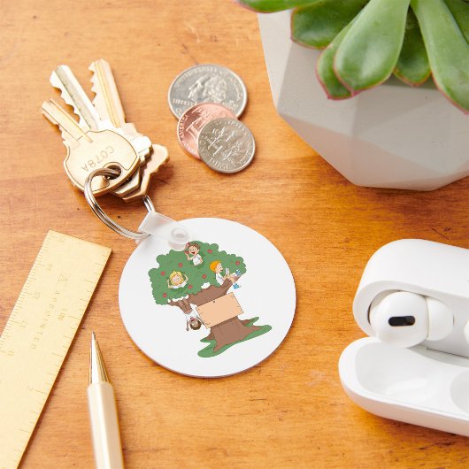 Spaß Kinder spielen in Apfelbaum Schlüsselanhänger