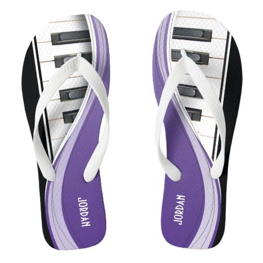 Spaß-Klavier-Entwurf mit lila Swoosh Badesandalen (Fußbett)