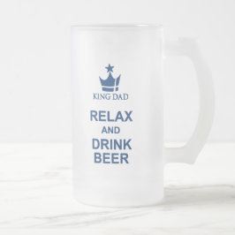 Spaß Königs Dad entspannen sich und trinken blaue Mattglas Bierglas