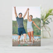 Spaß Lässige Kalligrafie Buchstaben, Foto, Hochzei Save The Date (Stehend Vorderseite)