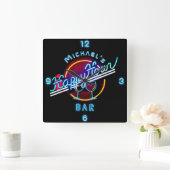 Spaß Personalisiert Mancave Bar Den Happy Hour Quadratische Wanduhr (Zuhause)