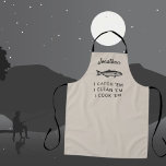 Spaß Personalisierter Fischer Schürze<br><div class="desc">Fishing Spaß Personalisiert Einzigartige Fisherman Geschenk Schürze... Auf einem beigen Untergrund lautet das humorvolle Sprichwort: "Ich fange sie, säubere sie, koche sie" unter einer Vintagen Fischgrafik. Die Identifizierung des Fischers wird in Skripttypografie aufgedeckt. Ein einzigartiges Geschenk für Ihre Freunde und Familienmitglieder... Weihnachten, Geburtstag, Vatertag. Alle Beispieltexte können auf der Personalisierungsvorlage...</div>