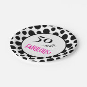 Spaß Retro Chic Polka Dot 50 und FABULOUS! Geburts Pappteller (Schrägansicht)