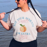 Spaß Sassy Peach Körperposition Vintag T-Shirt<br><div class="desc">Treten Sie in den Sommer mit Vertrauen in unseren Spaß Sassy Peach Body Positivity T - Shirt! Mit diesem humorvollen, grafischen Abschlag, der perfekt für kurvige Königinnen geeignet ist, können Sie Körperpositionen einnehmen. Es ist ein nachdenkliches Geschenk für wohlhabende Lieben. Unsere Vintage Ästhetik verleiht jedem Outfit eine Touch Retro-Charme. Feiern...</div>