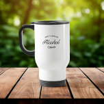 Spaß Stilvoll modern Mai enthält Alkohol Typografi Reisebecher<br><div class="desc">Trendy,  lustige Kaffee-Tasse Sprichwort "Kann Alkohol enthalten" in stilvoller moderner Typografie auf der zweifarbigen Kaffee-Tasse. Perfektes Geschenk für den wahren Liebhaber des Lebens! Erhältlich in vielen weiteren Innenfarben.</div>