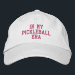 Spaß, trendy Pickleball-Geschenk - In meiner Pickl Bestickte Baseballkappe<br><div class="desc">Ein lustiger,  trendiger Pickleball Hut,  der "In My Pickleball Era" steht. Ideal für diejenigen,  die das Spiel von pickleball Liebe. Holen Sie sich einen passenden Hut für Ihre Pickleball-Bestie. Ändern Sie einfach benutzerdefinierten Text.</div>