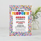 Spaß Überraschung farbenfroher Geburtstag Einladung (Stehend Vorderseite)