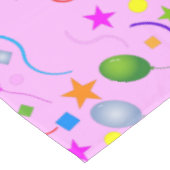 Spaß und farbenfrohe Ballons und Sterne auf PINK Tischdecke (Schrägansicht)