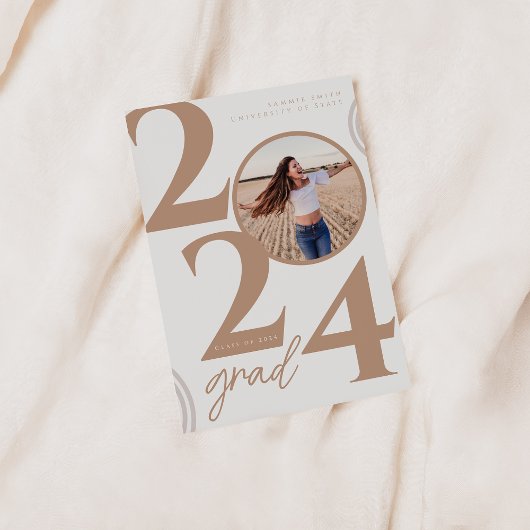 Spaß und Moderne 2024 Grad Ankündigung