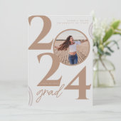 Spaß und Moderne 2024 Grad Ankündigung (Stehend Vorderseite)