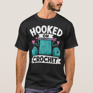 Spaß und süße Häkelnadel, die auf Häkeln süchtig m T-Shirt