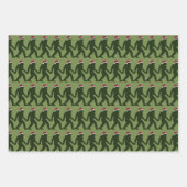 Spaß & Whimsical Bigfoot Santa in blau, grün, rot Geschenkpapier Set (Vorderseite 2)