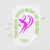 Spaß Women's Golf QUEEN SPIELT GEMEIN AUF DEM GRÜN Golfhandtuch (Insitu)