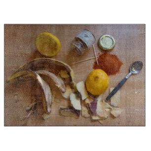 spaßiges Bild der Zutaten von Zitronen aus dem Ko Schneidebrett