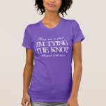 Spaßt-shirt, damit die Braut ist T-Shirt<br><div class="desc">Spaßt-shirt,  damit die Braut ist. Kaufen Sie mich einen Schuss,  den ich das Knotent-stück binde,  damit Bräute sind. Lustiges trinkendes Zitat für bachelorette Nacht. Hochzeits-Spaß. Vinatge Slogan mit beunruhigten Blickbuchstaben. Personalizable Text für Mädchennacht heraus. Cooler Entwurf für verlobte Mädchen und Gallonen erhalten verheiratet. Lila und weiße oder kundenspezifische Farbkombination.</div>