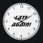 Spät wieder! - Stoppen Sie rückwärts/Schwarzweiss Große Wanduhr<br><div class="desc">Dieses ist ein sauberes und elegante Wanduhr, weißer Hintergrund mit schwarzen Zahlen einer einfachen Art… die einzige Sache ist, sie laufen rückwärts! Die perfekte Witzuhr für Leute, die immer ein Stückchen hinten laufen lassen! Kennzeichnet den Text "spät wieder!" in einer Schriftartart, die von der Dringlichkeit spricht! Sie können den Text...</div>