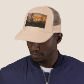 Später fallen karge Bäume auf einem Hügel bei Sonn Truckerkappe (Beispiel)