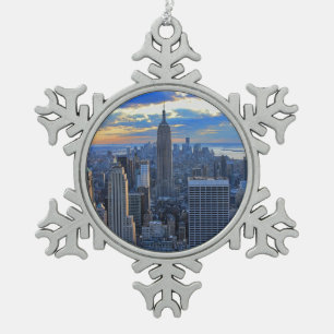 Später Nachmittag NYC-Skyline, wenn der Sonnenunte Schneeflocken Zinn-Ornament