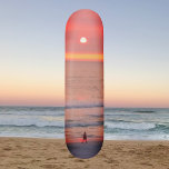 Spazieren Sie durch das goldene Orangensonnenfeld Skateboard<br><div class="desc">Dieses Skateboard zeigt ein Bild eines Menschen,  der durch die goldenen Rosa und Orange des Sonnenuntergangs geht. Die farbenfrohen Strahlen erzeugen eine Leiche,  die den Spaziergänger Silhouette.</div>