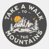 Spazieren Sie zu den Bergen im Freien Runder Aufkleber (Vorderseite)