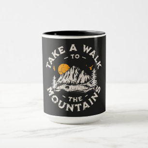 Spazieren Sie zu den Bergen im Freien Tasse