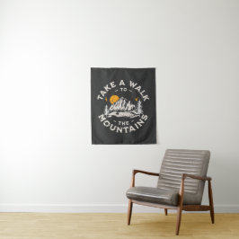 Spazieren Sie zu den Bergen im Freien Wandteppich