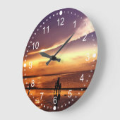 Spaziergang am Strand bei Sunset Große Wanduhr (Winkel)