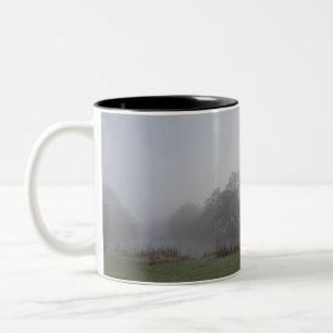 Spaziergang im Park an einem Wintermorgen Zweifarbige Tasse