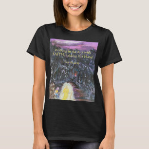 Spaziergang in der Dunkelheit mit dem FAITH Book T T-Shirt