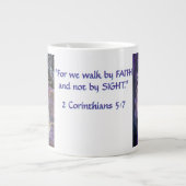 Spaziergang in der Dunkelheit mit FAITH 2 Korinthi Jumbo-Tasse (Vorderseite)