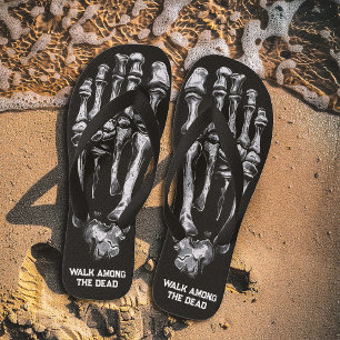 Spaziergang zwischen den toten Skelettknochen Badesandalen
