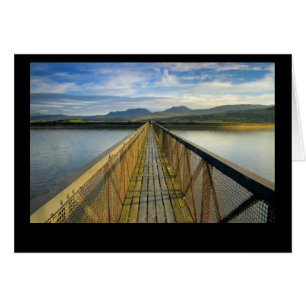 Spaziergänger auf der Brücke