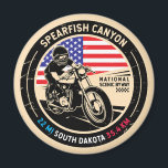Spearfish Canyon South Dakota Motorrad Magnet<br><div class="desc">Spearfish Canyon in einem Vintagen,  bedrückten Stil Emblem. Dieser Canyon,  der von der Stadt Spearfish am nördlichen Rand der Schwarzen Hügel klettert,  ist eines der Tore in das Herz einer alten Bergkette.</div>