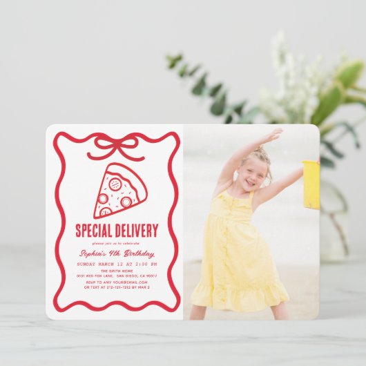 Special Delivery Red Bow Pizza Photo Birthday Einladung (Stehend Vorderseite)